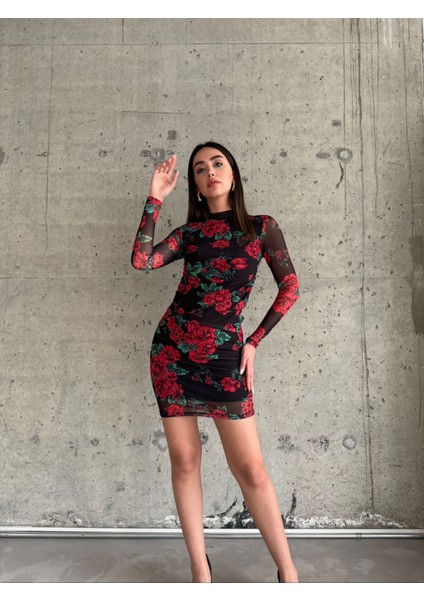 Siyah Zemin Üzerine Kırmızı Gül Desenli Uzun Kollu Mini Elbise