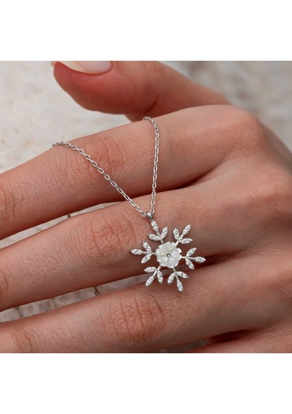 Gümüş Manolya Çiçeği Kar Tanesi Kadın Kolye