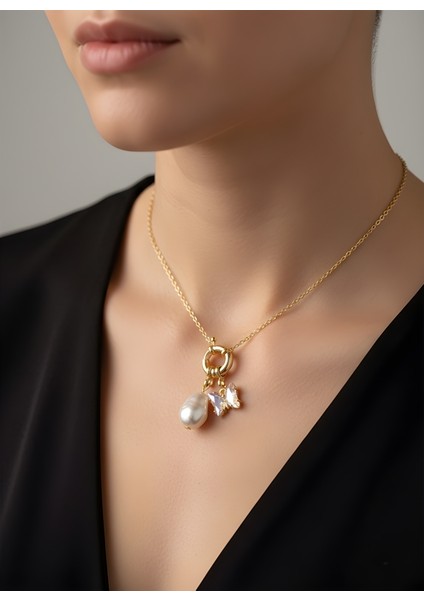 Incili Janjanlı Taş Detaylı Kelebek Kolye