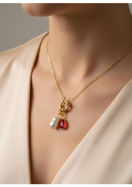 Incili Kırmızı Taş Detaylı Damla Kolye