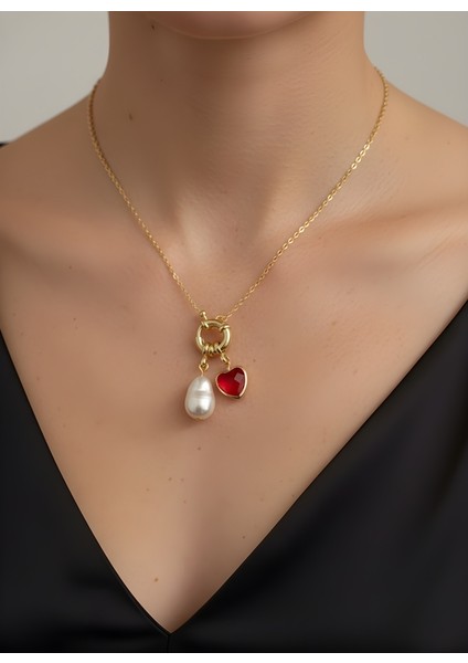 Incili Kırmızı Taş Detaylı Kalp Kolye