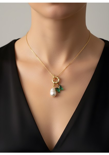 Incili Zümrüt Yeşili Taş Detaylı Kelebek Kolye