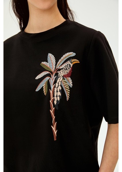 Papağan Figürü Işlemeli Bisiklet Yaka Pamuklu Regular Örme Tişört fiyatları