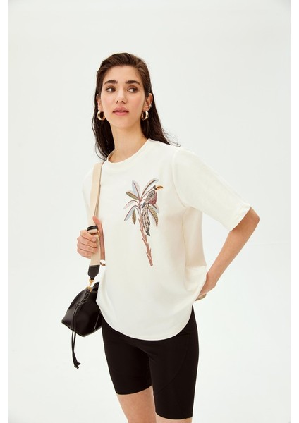 Papağan Figürü Işlemeli Bisiklet Yaka Pamuklu Regular Örme Tişört