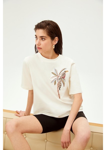 Papağan Figürü Işlemeli Bisiklet Yaka Pamuklu Regular Örme Tişört indirimleri