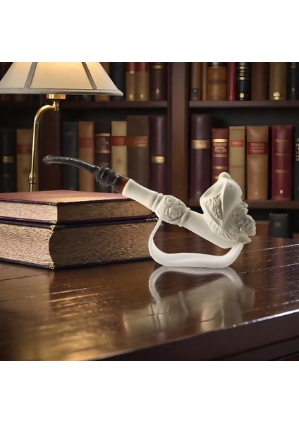 El Oyması Lületaşı Korsan Figürlü Uzun Pipo – Kuru Kafa Kabartmalı, Akrilik Ağızlıklı Meerschaum