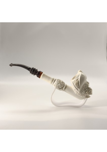 El Oyması Lületaşı Korsan Figürlü Uzun Pipo – Kuru Kafa Kabartmalı, Akrilik Ağızlıklı Meerschaum modelleri