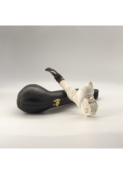 El Oyması Lületaşı Korsan Figürlü Uzun Pipo – Kuru Kafa Kabartmalı, Akrilik Ağızlıklı Meerschaum