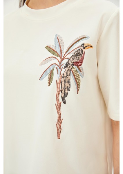 Papağan Figürü Işlemeli Bisiklet Yaka Pamuklu Regular Örme Tişört fiyatları