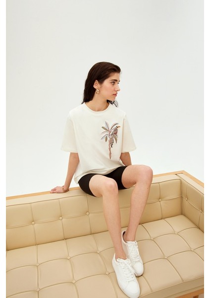 Papağan Figürü Işlemeli Bisiklet Yaka Pamuklu Regular Örme Tişört