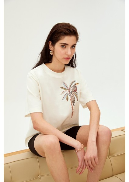 Papağan Figürü Işlemeli Bisiklet Yaka Pamuklu Regular Örme Tişört