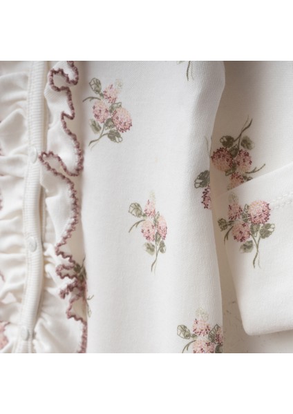 Zarif Ortanca Çiçek Desenli Kendinden Eldivenli Bebek Tulumu ve Yumuşacık Battaniye Seti