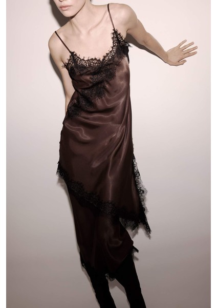 Yılbaşı Temalı V Yaka Saten Kolsuz Midi Elbise G7018AX25WN modelleri