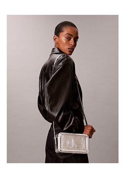 Ck Kadın Bold Metalik Çapraz Askılı Çanta indirimleri