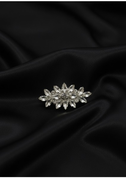 Beyaz Zarif Yaprak Formlu Kristalli Broş