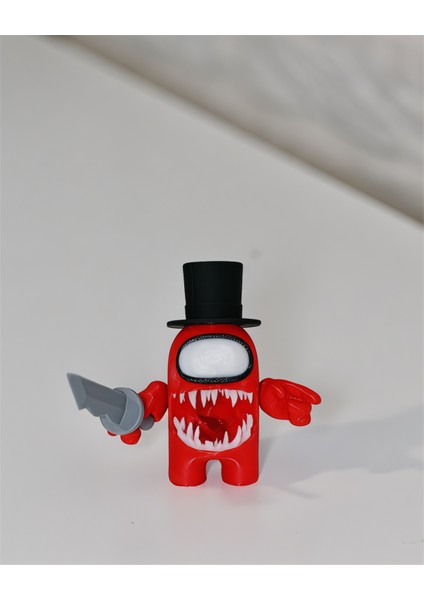 Among Us Kırmızı Impostor 10CM Karakter Figürü – Şapka, Kılıç ve Dişli Özel 3D Kollu Tasarım