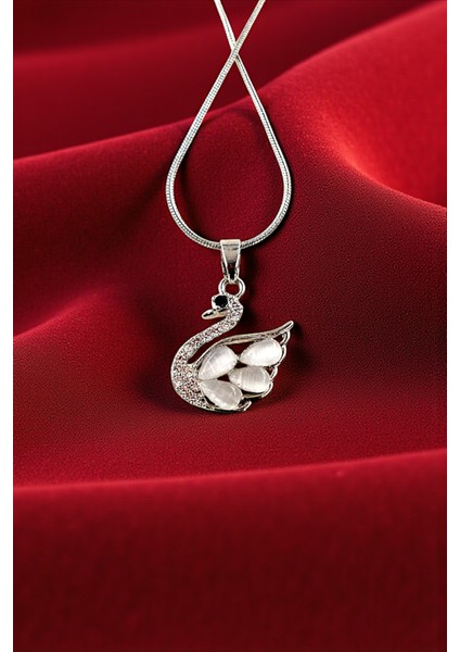 Kuğu Figürlü Gümüş Kolye – Zirkon Taşlı, Inci Efektli Kanat, Zarif Tasarım