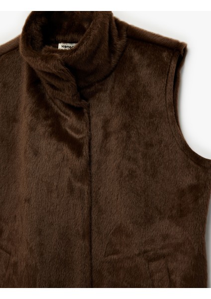 Çıt Çıt Düğme Detaylı Kolsuz Oversize Dik Yaka Suni Kürk Yelek modelleri