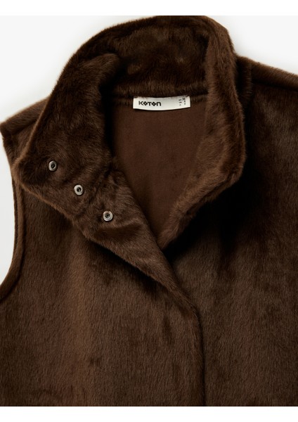Çıt Çıt Düğme Detaylı Kolsuz Oversize Dik Yaka Suni Kürk Yelek fırsatları