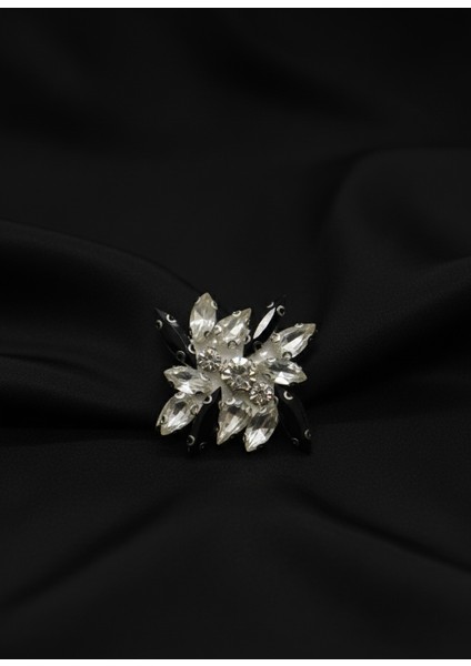 Işıltılı Çiçek Motifli & Şeffaf Taşlı Metal Broş fırsatları