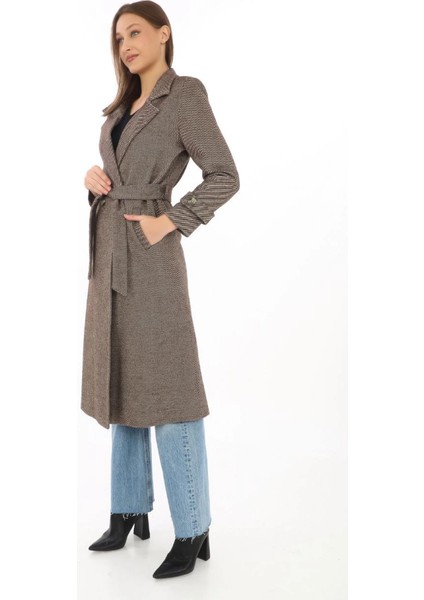 Balık Sırtı Kaşe Kaban - Uzun Boy Kruvaze Yaka Kuşaklı Astarlı Kışlık Tesettür Kaban, Yünlü Dokuma Kaşmir Kumaş, Cepli Rahat Oversize Kalıp Şık Modern Kaban Mont Modeli (Günlük ve Özel Gün Kombinlerine Uygun) - Vizon