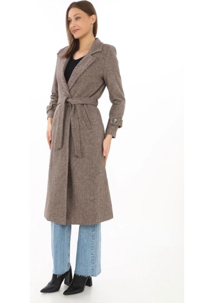 Balık Sırtı Kaşe Kaban - Uzun Boy Kruvaze Yaka Kuşaklı Astarlı Kışlık Tesettür Kaban, Yünlü Dokuma Kaşmir Kumaş, Cepli Rahat Oversize Kalıp Şık Modern Kaban Mont Modeli (Günlük ve Özel Gün Kombinlerine Uygun) - Vizon fiyatları