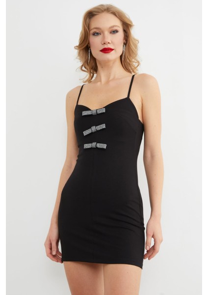 Taşlı Fiyonk Detaylı Kalp Yaka Askılı Elbise modelleri