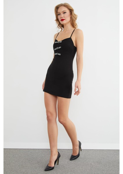 Taşlı Fiyonk Detaylı Kalp Yaka Askılı Elbise fırsatları