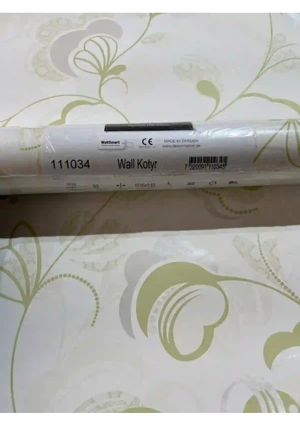 Beyaz Zemin Yeşil Dal Çiçek Duvar Kağıdı 111034