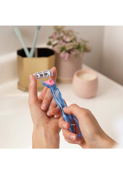 Bıc Soleil Click Sensitive Kadın Tıraş Bıçağı 1 Gövde ve 2 Başlık Üç Bıçaklı Kayganlaştırıcı Bantlı