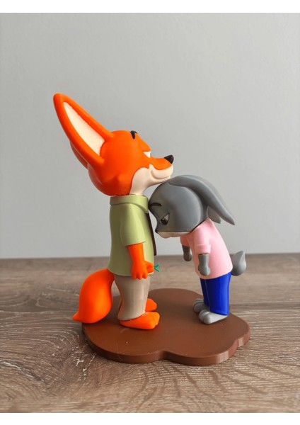 Zootopia Judy ve Nick Sarılma Figürü – Sevimli Dekoratif Model