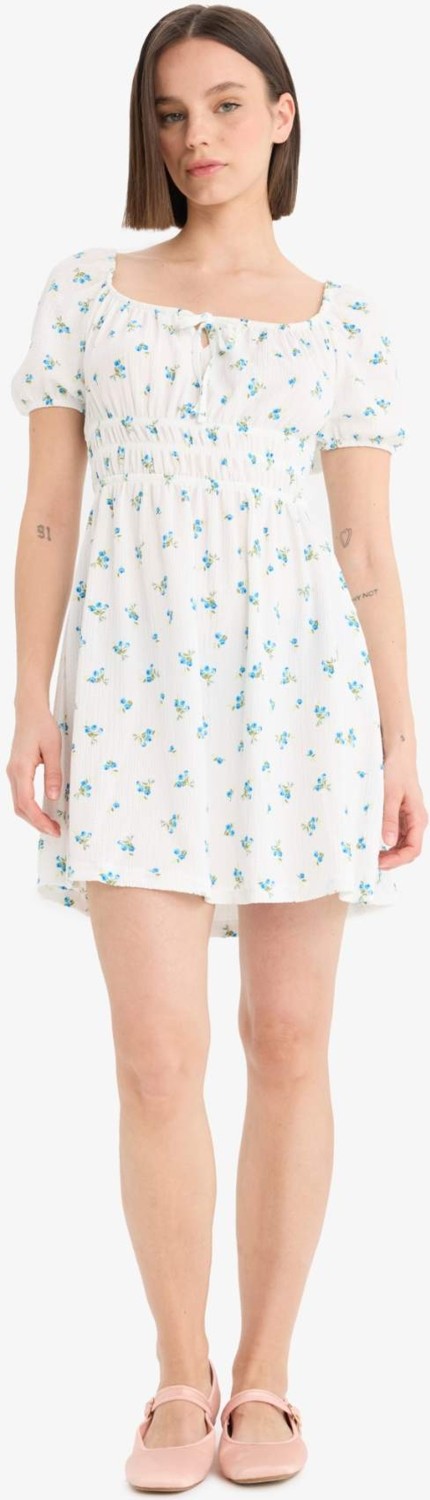 DeFacto Kare Yaka Çiçekli Kırışık Dokulu Kısa Kollu Mini Yazlık Elbise E0874AX25SM görsel 6