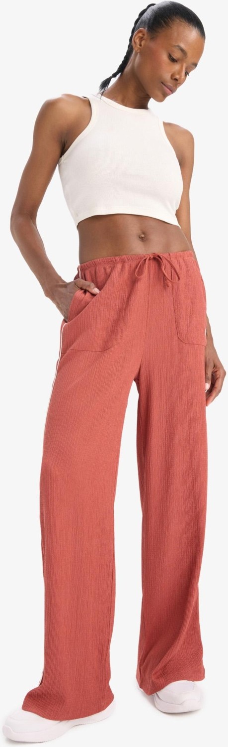 DeFacto NBA New York Knicks Wide Leg Geniş Paça Çift Cepli Geniş Paça Standart Boy Krinkıl İnce Pantolon D8805AX25SP