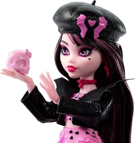 Aesco Monster High Kolej Ceketi, Yıllık, Senaryo ve Film Dekorları Dahil, Film Kulübü Temalı Gizemli Yıllık Draculaura Bebek ve Aksesuar Seti, HXW30 görsel 3