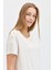 Kadın Sıfır Yaka Omuzları Düğmeli T-Shirt Ekru 3