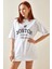 Beyaz Bisiklet Yaka Yazılı Oversize T-Shirt 5YXK1-48209-01 1