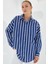 Kadın Lacivert Beyaz Çizgili Oversize Basic Gömlek 20254 1