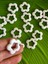 3x3 cm 15 Adet Beyaz Plastik Delikli Çiçek Boncuk 2