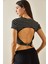 Siyah Sırt Dekolteli Aksesuarlı Crop Bluz 5YXK2-48670-02 5