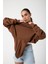 Kahverengi Baskısız Kanguru Cepli Kapüşonlu 3 Iplikli Şardonlu Oversize Kadın Sweatshirt 3