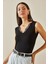 Siyah Dantel Detaylı V Yaka Bluz 5YXK2-48738-02 3