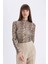 Slim Fit Dar Kesim Yarım Balıkçı Yaka Yılan Desenli Tül Uzun Kollu Tişört D5505AX24AU 3