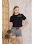 Siyah Omuzu Papatya Nakışlı Basic Crop T-Shirt- 2413 1