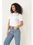 Beyaz Omuzu Papatya Nakışlı Basic Crop T-Shirt- 2413 4