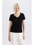 Regular Fit V Yaka Basic Düz Kısa Kollu Tişört W9204AZ24SM 1