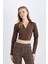 Fitted Vucuda Oturan Gömlek Yaka Fermuarlı Bengalin Uzun Kollu Crop Basic Düz Bluz C5037AX24AU 3