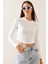 Beyaz Bisiklet Yaka Taşlı Crop Bluz 5YXK2-48936-01 1
