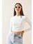 Beyaz Bisiklet Yaka Taşlı Crop Bluz 5YXK2-48936-01 2
