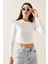 Beyaz Bisiklet Yaka Taşlı Crop Bluz 5YXK2-48936-01 3