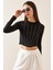 Siyah Bisiklet Yaka Taşlı Crop Bluz 5YXK2-48936-02 1